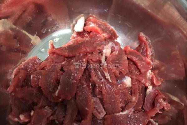 尖椒炒牛肉的做法图解1