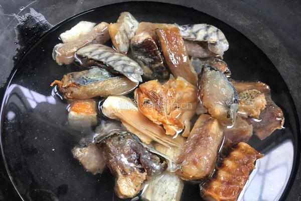 辣蒸腊鱼的做法图解1
