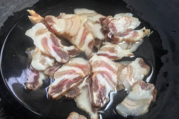 蒜香腊肉的做法图解2