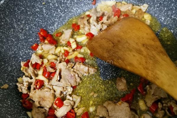 酸菜炒肉的做法图解1