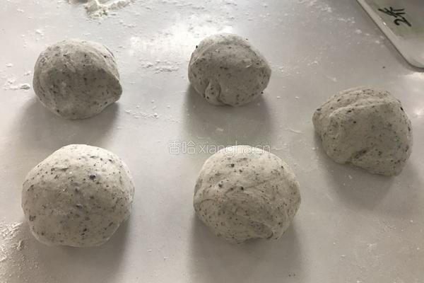 蒸黑芝麻贝果面包的做法图解2