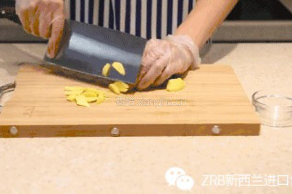 新西兰花胶响螺片排骨汤的做法图解2