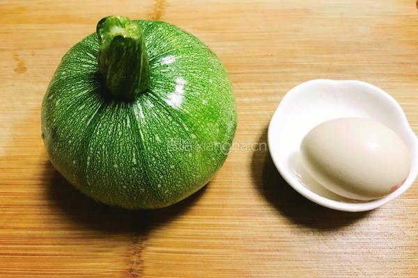 南瓜鸡蛋盅的做法图解1