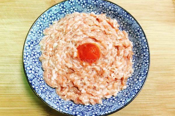 咸蛋黄蒸肉饼的做法图解5
