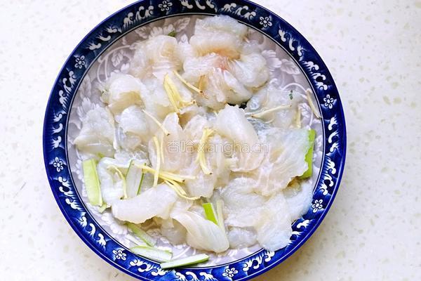 巴沙鱼蒸娃娃菜的做法图解2