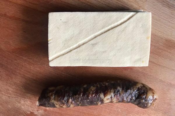 豆腐干蒸香肠的做法图解1