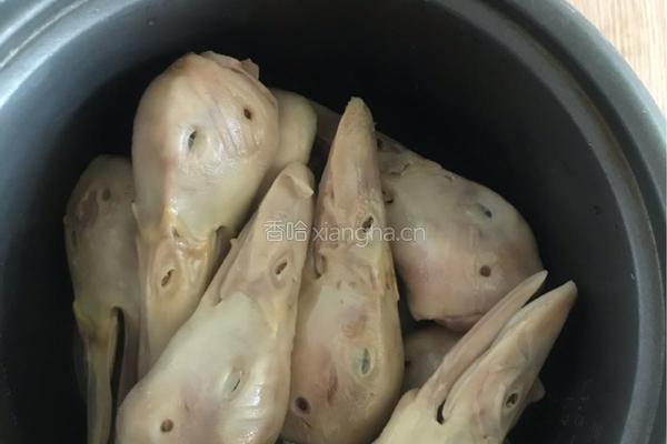 椒盐鸭头的做法图解2