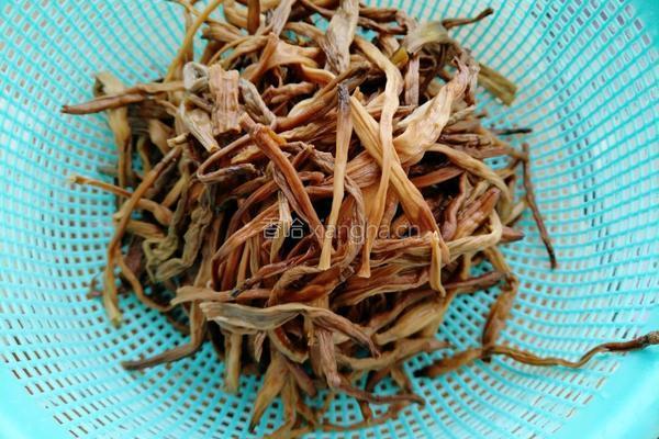 黄花菜蛋汤的做法图解2