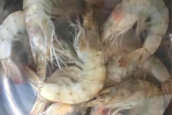蒜蓉蒸虾的做法图解1