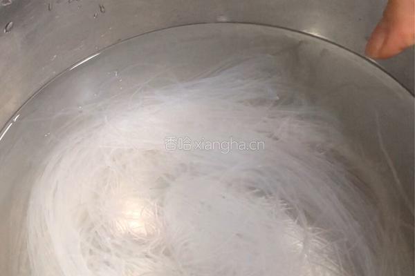 蒜蓉粉丝蒸鲜鱿的做法图解1