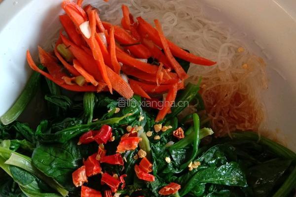 凉拌菠菜的做法图解1