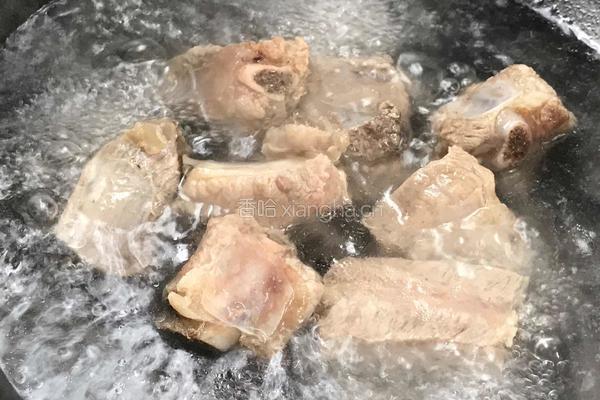 美白养颜汤（茯苓炖排骨）的做法图解1