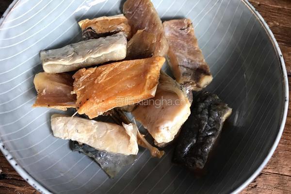 豆腐干炖腊鱼的做法图解2