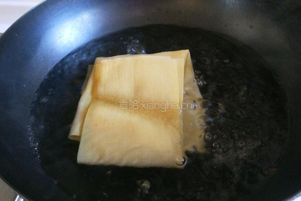 新文美食 鸡蛋韭菜豆皮花的做法图解5