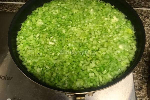 芹菜猪肉饺子的做法图解3
