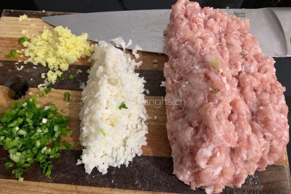 荸荠糯米肉丸的做法图解2