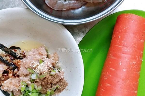 胡萝卜酿鲜虾肉丸的做法图解1