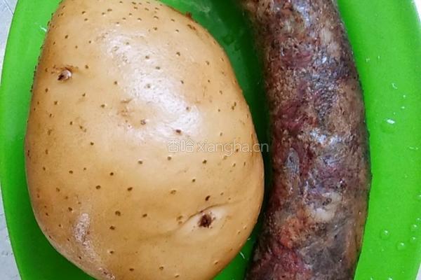 腊肠蒸风琴土豆的做法图解1