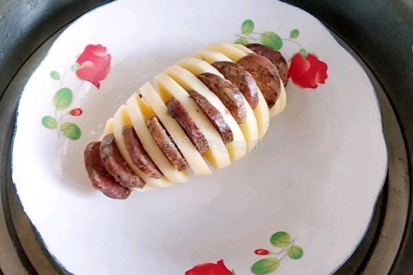 腊肠蒸风琴土豆的做法图解5