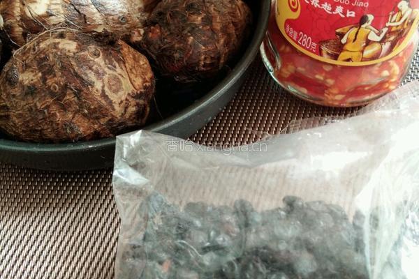 剁椒蒸芋头的做法图解1