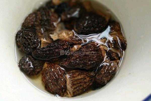 羊肚菌鸡汤的做法图解2