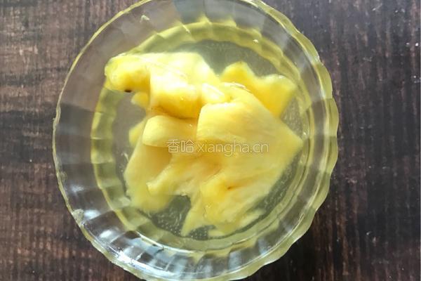 蒸甜蜜菠萝配酸奶的做法图解3