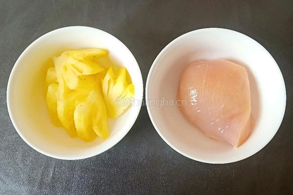 菠萝炒鸡胸肉的做法图解1
