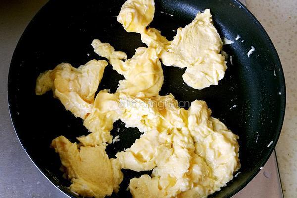 虾仁炒鸡蛋的做法图解4