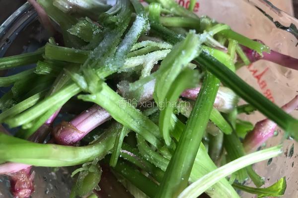 香菇酱菠菜根的做法图解2