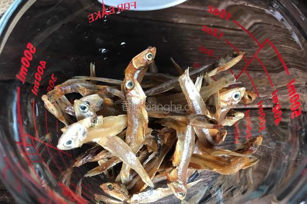蒸小鱼干的做法图解1