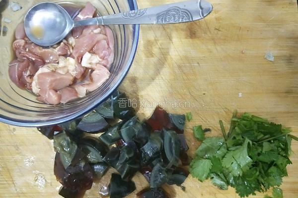 皮蛋瘦肉粥的做法图解1