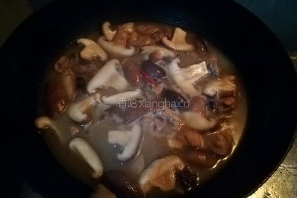 香菇炖鸡腿的做法图解4