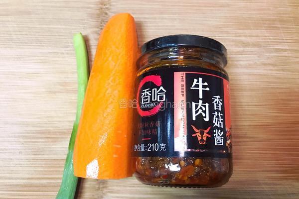 香菇牛肉酱蒸胡萝卜丝的做法图解1