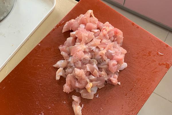 鸡胸肉鸡丁炒胡萝卜尖椒的做法图解1