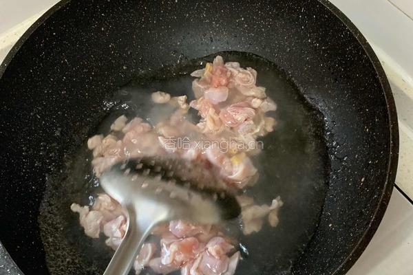 鸡胸肉鸡丁炒胡萝卜尖椒的做法图解3