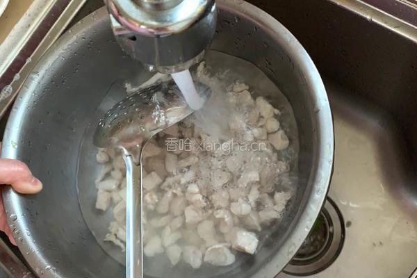 鸡胸肉鸡丁炒胡萝卜尖椒的做法图解4