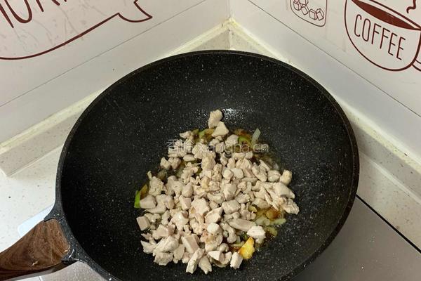 鸡胸肉鸡丁炒胡萝卜尖椒的做法图解9