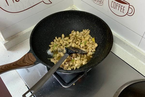 鸡胸肉鸡丁炒胡萝卜尖椒的做法图解13