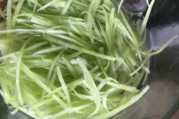 蒜蓉辣椒酱翡翠丝的做法图解2