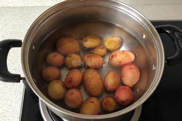 香煎小土豆的做法图解1