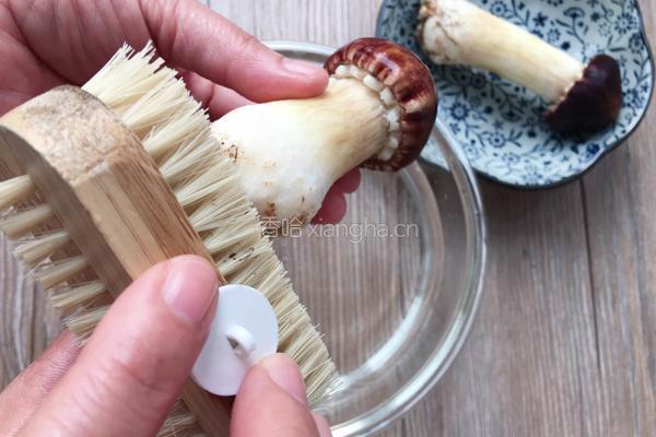 黄油煎松茸的做法图解1