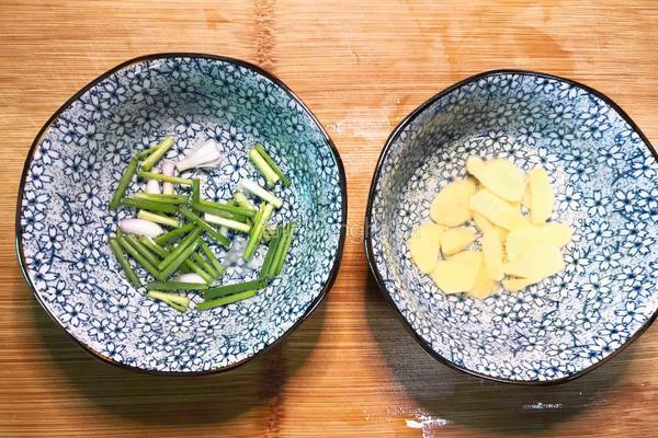蒜苔酿肉的做法图解2