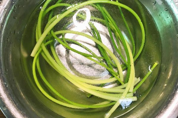 蒜苔酿肉的做法图解6