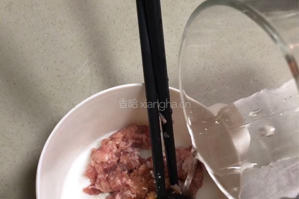 腊肠肉饼蒸饭的做法图解1
