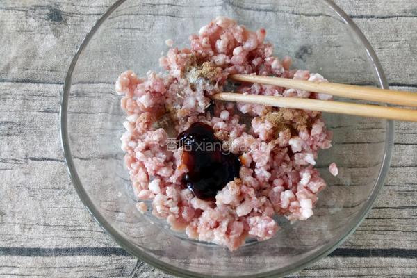 清蒸胡萝卜肉丸的做法图解1