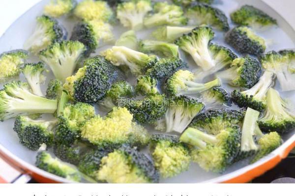 【西兰花鲜虾焗饭】的做法图解1