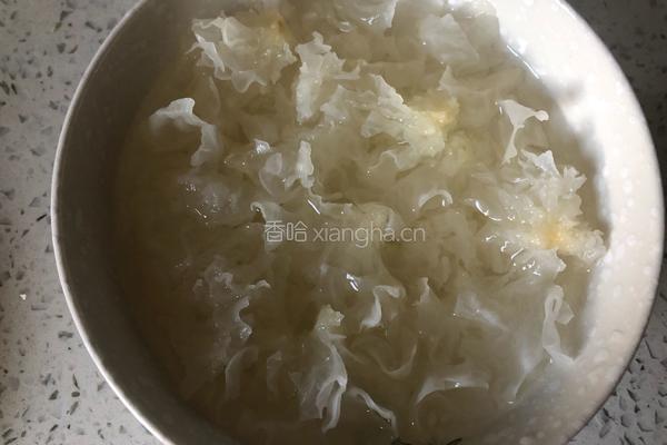 枇杷金桔雪梨银耳羹的做法图解1