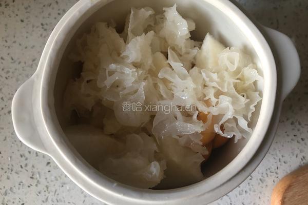 枇杷金桔雪梨银耳羹的做法图解5