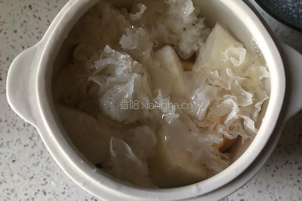 枇杷金桔雪梨银耳羹的做法图解6