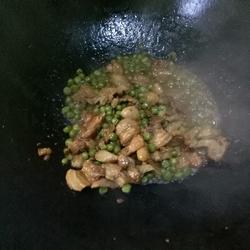 豌豆粒炒五花肉的做法[图]